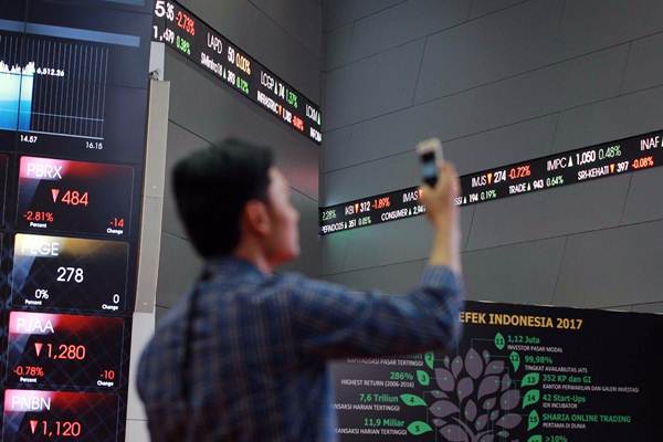 Pengunjung mengambil gambar pergerakan indeks harga saham gabungan (IHSG) di Gedung Bursa Efek Indonesia Jakarta, Senin (22/1). - JIBI/Dwi Prasetya