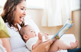 Berikut Manfaat Membacakan Buku untuk Bayi 
