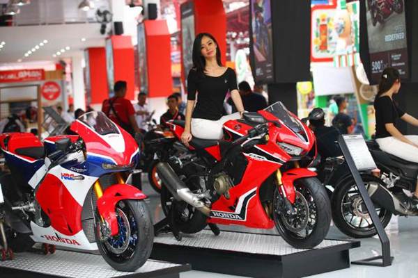 Model berfoto dengan salah satu sepeda motor yang dipamerkan di Jakarta Fair JIExpo Kemayoran Jakarta, Minggu (11/6). - JIBI/Dwi Prasetya