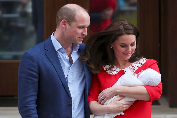 Kate Middleton (Duchess of Cambridge) dan Pangeran William meninggalkan Lindo Wing of St Mary's Hospital bersama bayi laki-laki mereka yang baru  lahir di London, 23 April 2018. - Reuters