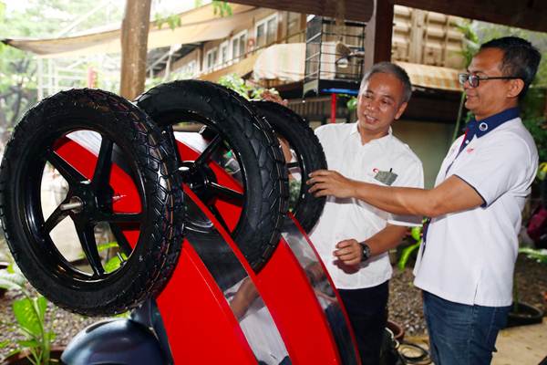 Direktur PT Multistrada Arah Sarana Tbk M Arief Sadikin (kiri) berbincang dengan Brand Manager Corsa Salomon Manalu tentang ban Corsa Cross S Dual di sela-sela peluncurannya, di Jakarta, Selasa (24/4/2018). - JIBI/Abdullah Azzam 