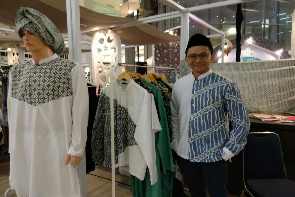 Tips Memilih Baju Lebaran untuk Pria ala Desainer Fahmi Hendrawan