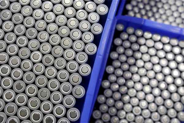 Baterai untuk kendaraan listrik diproduksi di pabrik Dongguan, China, 20 September 2017. - REUTERS