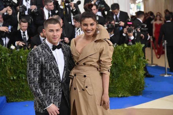 Nick Jonas Priyanka Chopra Siap Tunangan Lifestyle Bisnis Com