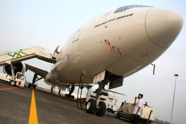 Petugas Garuda Indonesia Maintenance Facilities (GMF AeroAsia) memeriksa hidrolik pesawat Garuda Indonesia Boeing 777 - 300ER. - Antara/Muhammad Iqbal