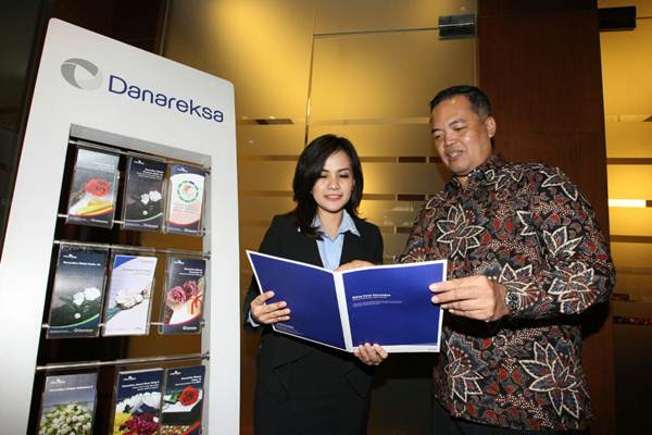 Direktur Utama PT Danareksa Investment Management Marsangap P. Tamba (kiri) berbincang dengan nasabah, di Jakarta, Rabu (28/3/2018). - JIBI/Dedi Gunawan 