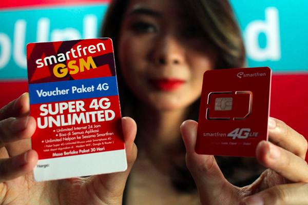 Model memperlihatkan kartu perdana saat peluncuran produk terbaru Smartfren Super 4G Unlimited dan Super 4G Kuota di Jakarta, Selasa (18/9/2018). - JIBI/Abdullah Azzam