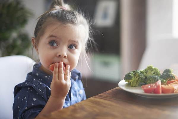 Ilustasi - Seorang anak makan buah dan sayur. - Istimewa