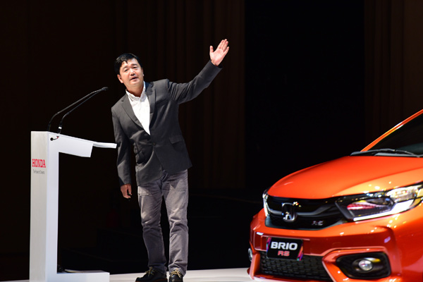 Takehiro Watanabe, President Director PT Honda Prospect Motor (HPM), dan all-new Honda Brio RS.  - HPM