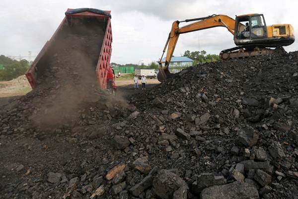 Aktivitas bongkar muat batu bara di salah satu tempat penampungan di Balikpapan, Kalimantan Timur, Rabu (3/10/2018). - ANTARA/Irwansyah Putra