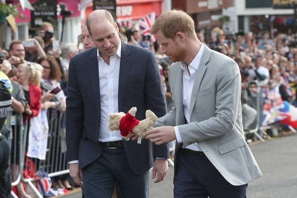  Pangeran Harry dan Duke of Cambridge melihat boneka beruang ketika mereka bertemu dengan anggota masyarakat di luar Istana Windsor menjelang pernikahan Harry ke Meghan Markle akhir pekan ini. - Reuters