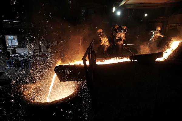 Pekerja melakukan proses pemurnian dari nikel menjadi feronikel di fasilitas pengolahan dan pemurnian (smelter) Pomalaa milik PT Aneka Tambang (ANTAM) Tbk, di Kolaka, Sulawesi Tenggara, Selasa (8/5/2018). - JIBI/Nurul Hidayat