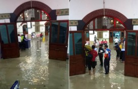 Stasiun Tawang Tergenang Banjir, Penumpang Berbasah Kaki Menuju Peron