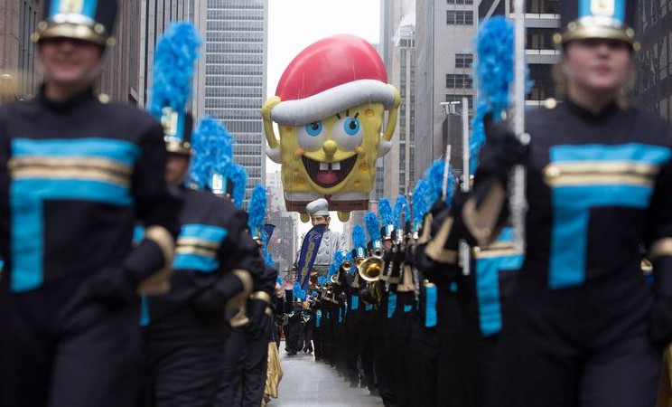 Balon SpongeBob SquarePants ikut serta dalam parade tahunan Thanksgiving yang digelar peritel Macys di New York, AS pada 2014. - Reuters/Andrew Kelly
