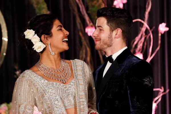 Priyanka Chopra dan Nick Jonas saat resepsi pernikahan di New Delhi, Selasa (4/12/2018). - Reuters