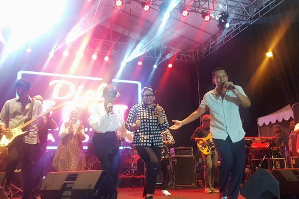 Menteri Luar Negeri Retno Marsudi berjoget bersama grup musik Maliq & d'Essentials dalam malam puncak DiploFest di Universitas Padjadjaran, Bandung, Rabu malam (19/12). - Antara