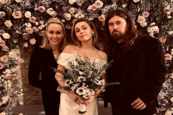 Potret Kebahagiaan Orang Tua Miley Cyrus Dengan Pernikahan Anaknya Lifestyle Bisnis Com