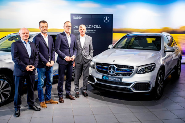 Mercedes-Benz GLC F-Cell. Thomas Zengerly, German Shell Holding, Jochen Sang, Daimler AG, Matthias Kallis, Daimler AG and Dr. Torsten Sevecke, City of Hamburg.  - DAIMLER