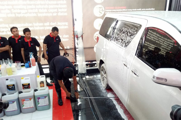 Pekerja Autoglaze menunjukkan cara kerja pencucian menggunakan Undercarriage Wash di gerai Autoglaze, SPBU Pertamina, Fatmawati, Jakarta Selatan.  - ANTARA 
