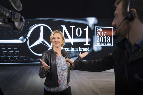 Britta Seeger, Anggota Dewan Manajemen Daimler AG yang bertanggung jawab atas Pemasaran dan Penjualan Mobil Mercedes-Benz, mengumumkan angka penjualan tahunan Mercedes-Benz 2018 di CES di Las Vegas.  - DAIMLER