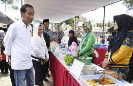 Jokowi Temui Ibu-ibu Penerima Pinjaman Modal Usaha di Garut