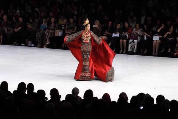 Model memperagakan busana Sikie Purnomo pada hari pertama Indonesia Fashion Week 2018 di Jakarta, Rabu (28/3/2018). - JIBI/Dwi Prasetya