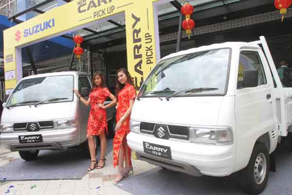 Model berdiri disamping mobil Suzuki New Carry Pick Up disela peluncurannya di Jakarta, Kamis (26/1). PT Suzuki Indomobil Sales , memperkenalkan produk terbarunya di segmen kendaraan niaga, New Carry Pick Up. Mobil ini dijual seharga Rp120,75 juta untuk varian flat deck dan Rp121,75 juta untuk varian wide deck.  -  Bisnis/Endang Muchtar
