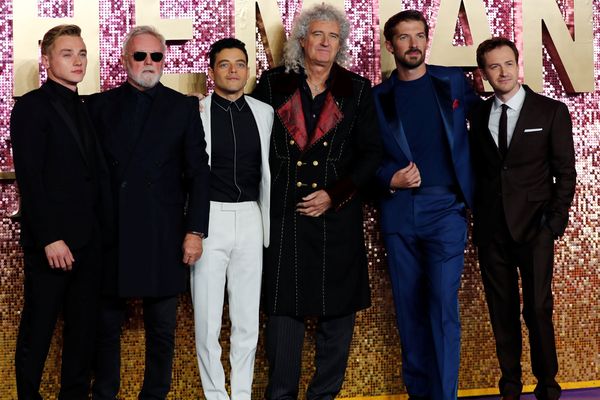 (Dari kiri) Ben Hardy, Roger Taylor, Rami Malek, Bryan May, Gwilym Lee, dan Joe Mazzello berfoto bersama dalam premier film Bohemian Rhapsody di London, Inggris, Selasa (23/10). - Reuters/Eddie Keogh