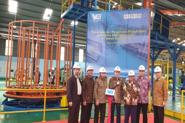 President Director Voksel Electric David Lius (tengah) saat peluncuran produk baru submarine fiber optic cable di Pabrik Cileungsi pada Rabu (20/2 - 2019).