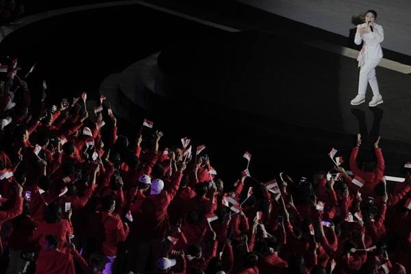 Pedangdut Via Vallen tampil menyanyikan lagu Meraih Bintang pada upacara pembukaan Asian Games 2018 di Stadion Utama GBK, Senayan, Jakarta, Sabtu (18/8/2018). - Antara