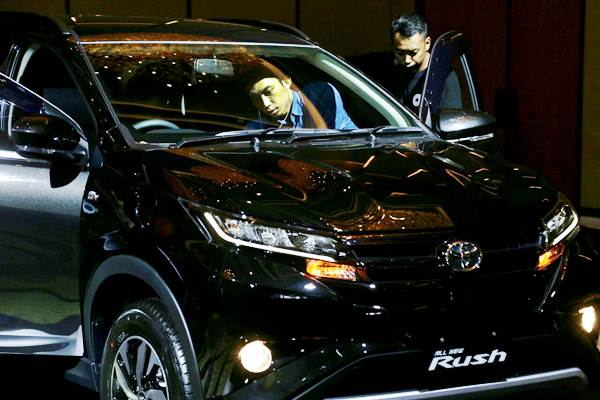 Pengunjung mengamati mobil Toyota All New Rush usai peluncurannya di Jakarta, Kamis (23/11). - JIBI/Nurul Hidayat 
