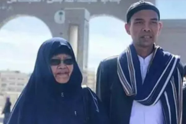 Ibu Ustadz Abdul Somad Meninggal Ini Ceramahnya Sebelum Ibunda Berpulang Kabar24 Bisnis Com