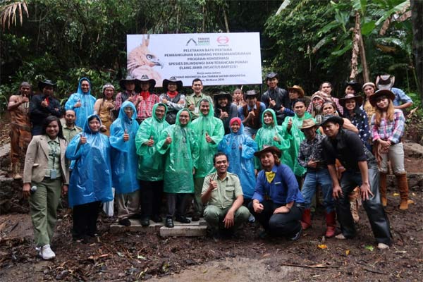 Program CSR konservasi Elang Jawa ini meliputi dua program besar yaitu perkembangbiakan (breeding) dan penelitian tentang reproduksi Elang Jawa. - hino