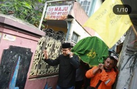 Gubernur Anies Baswedan Gotong Keranda Jenazah Penyapu Jalan Korban Tabrak Lari