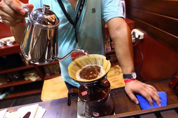 Barista menyajikan kopi di sela-sela pembukaan Jakarta Coffee Week (Jacoweek) 2017 di Jakarta, Jumat (8/9). - JIBI/Dwi Prasetya