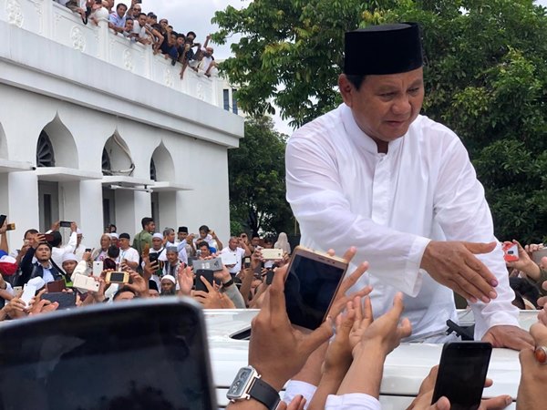 Prabowo Subianto usai melakukan Salat Jumat di Masjid Al-Azhar Kebayoran Baru Jakarta Selatan, Jumat (19/4/2019). - Bisnis / Sholahuddin Al Ayyubi