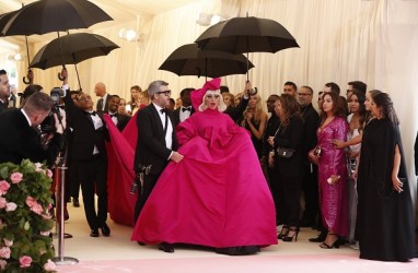 Foto-foto Heboh Lady Gaga di Karpet Merah Met Gala 2019