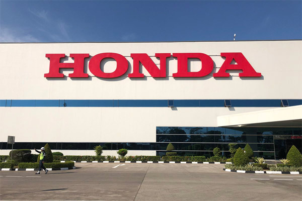 Logo Honda di gedung Pabrik Karawang, Jawa Barat.  - KEMENPERIN