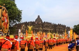 Ribuan Umat Buddha Ikuti Prosesi Waisak di Borobudur