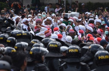 AKSI 22 MEI : Massa Sambut Kedatangan TNI yang Ikut Mengamankan Demonstrasi