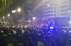 3 Anggota Polisi Ditandu ke Mobil Biddokes Polda Metro Jaya