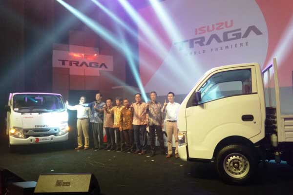 Jajaran direksi PT Isuzu Astra Motor Indonesia memperkenalkan kendaraan niaga di kelas pikap medium Isuzu Traga di Jakarta, Senin (23/4/18).  - ANTARA