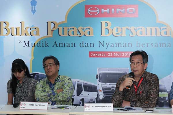 Hiroo Kayanoki, Presiden Direktur PT Hino Motord Sales Indonesia (HMSI); dan Santiko Wardoyo, Direktur Penjualan dan Promosi HMSI. - HINO