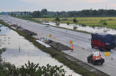 Trans Jawa Tersambung, Tol Ngawi-Kertosono Kebanjiran Pemudik