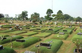 Berkah Lebaran bagi Pedagang Bunga Tabur di Pemakaman Umum