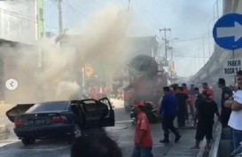 Mobil Terbakar di Flyover Palur Dipadamkan dengan Truk Molen