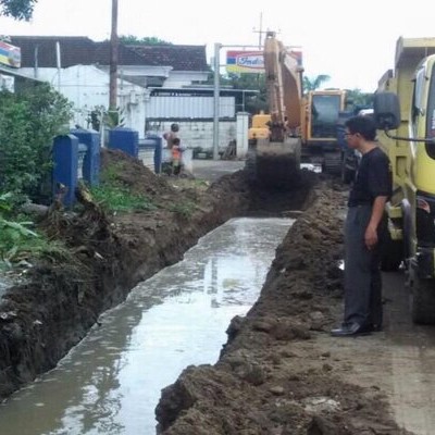 Jelaskan dampak pembangunan jalan yang tidak memperhatikan sistem drainase
