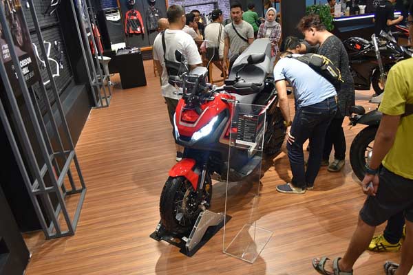 Motor besar Honda menjadi perhatian pengunjung Jakarta Fair 2019.  - Foto Wahana