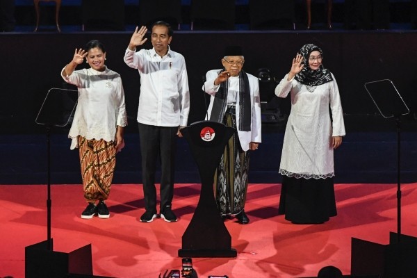 Gaya Iriana Jokowi  Berkebaya dan Sepatu  Kets  Jadi 