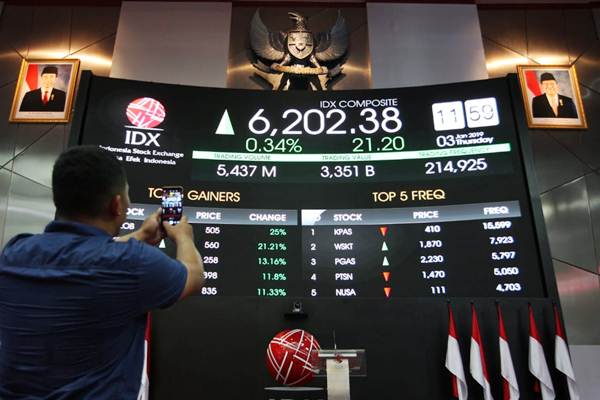 Pengunjung mengabadikan harga saham, di Jakarta, Kamis (3/1/2019). - Bisnis/Dedi Gunawan